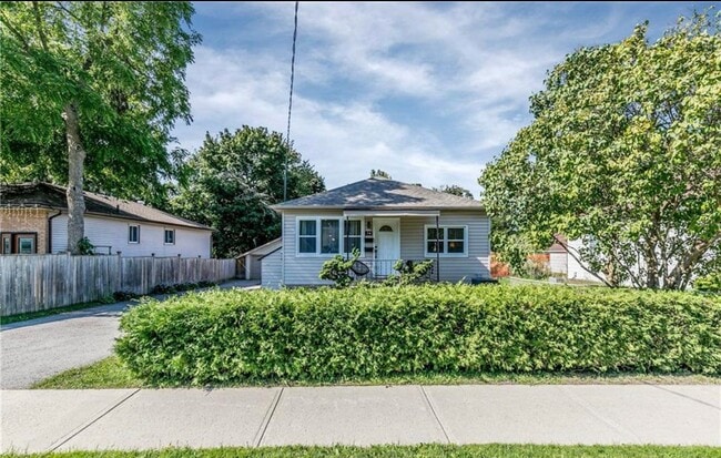 Photo - Main level-74 Peel St Barrie Ontario L4M 3L4
