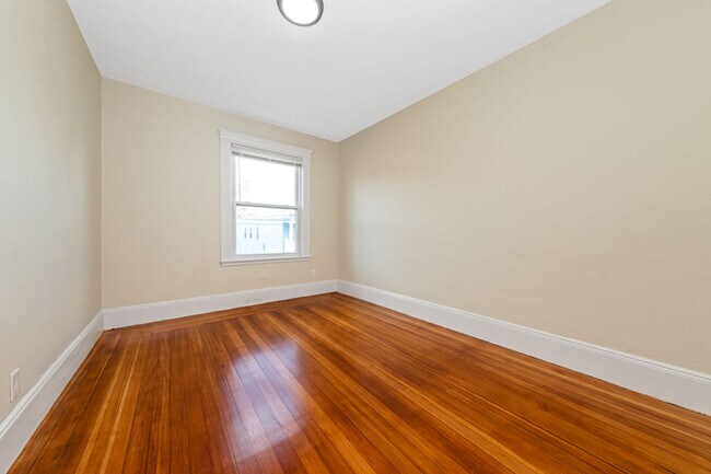 Photo - 3Br/1Bth in GREAT location in Brighton's Oak Sq.! Shops, restaurants. Laundry IN UNIT!