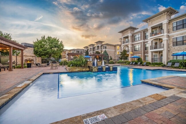 Resort-style Swimming Pool with Tanning Ledge and Sundeck