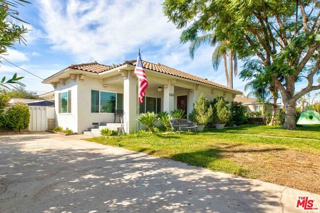 Building Photo - 2215 N Niagara St