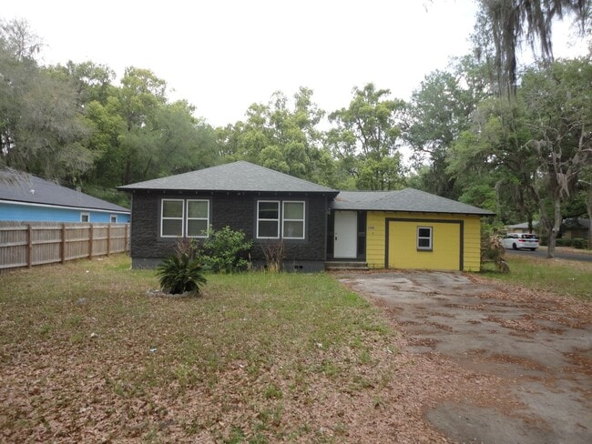 Building Photo - Nice 3 bedroom/1 Bathroom home in NE Gainesville.