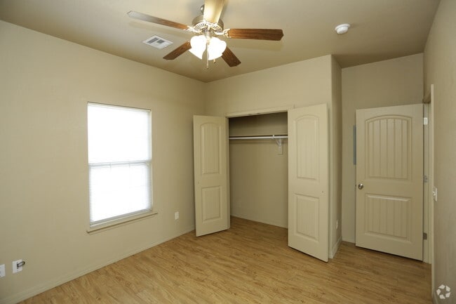 2BR, 1BA - 912 SF