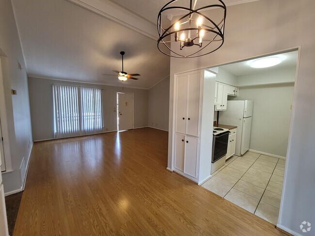 Building Photo - Cute 2 Bedroom 2 Bath Condo close to Medic... Unit 104