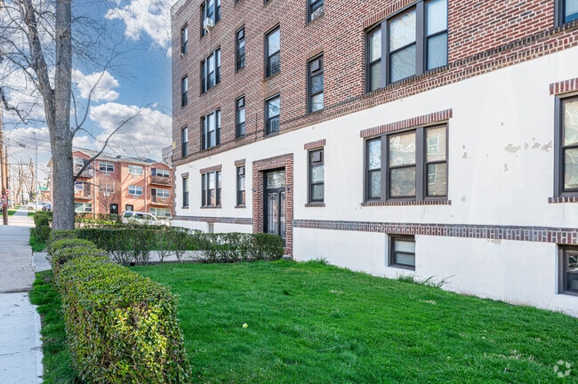 Photo - 160-04 Sanford Ave