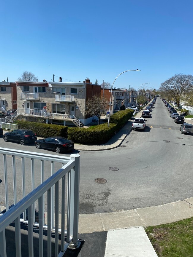 Vue de façade devant - View from apartment-front - 6492 Rue Renoir Unit Fully Renovated Apartment