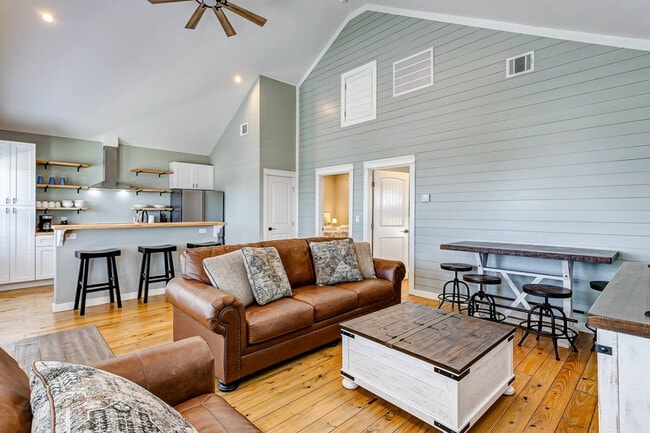 Building Photo - 1037 Sunset Cir Unit SI ID1598138P