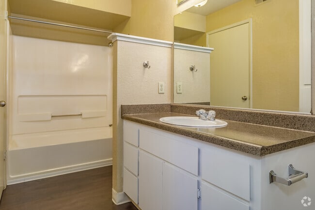 1BR, 1BA - 750SF