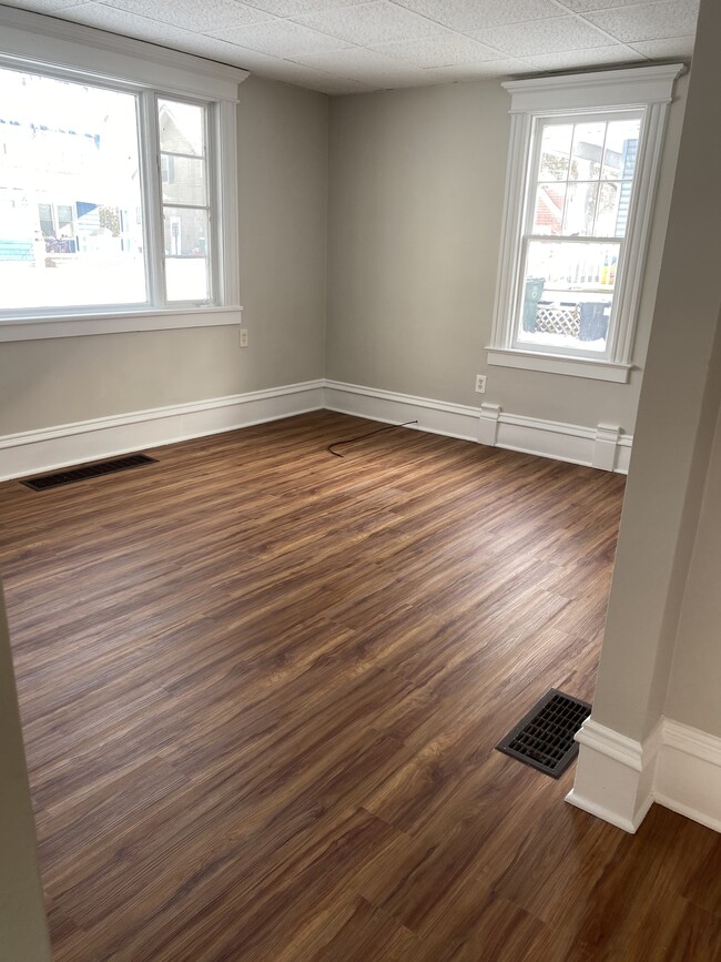 Sala de estar - 30 Catlin Ave Unidad 1st Floor