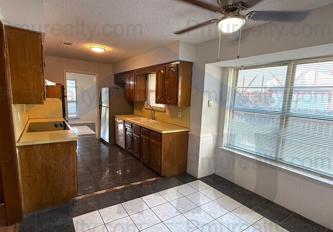 Photo - AVAILABLE NOW!!! Beautiful 3/2/2 house loc...