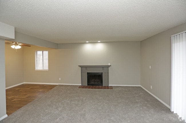 2BR, 2BA - 960 SF