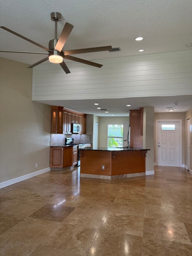 Vaulted ceilng leads to kitchne area and Breakfast Bar - 928 NW Spruce Ridge Dr