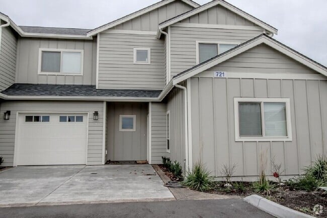 Building Photo - Luxury 2-Bed x 2-Bath Condo For Rent Unit 721 Trail Road  B