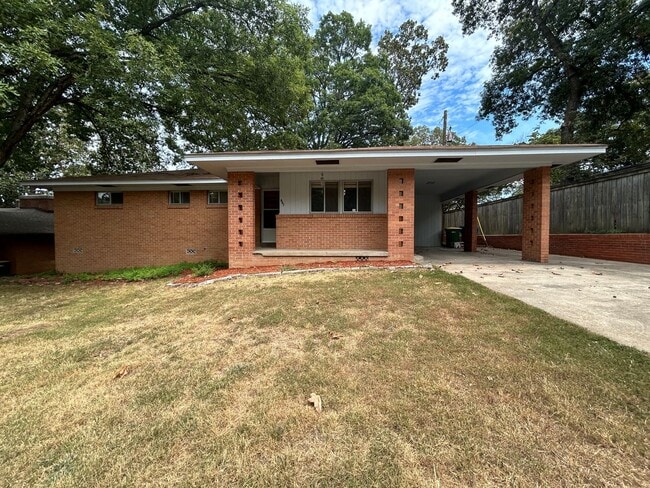 Photo - 807 Ridgecrest Dr House