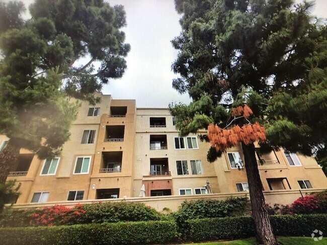 Building Photo - 2 Bedroom-2 Bathroom Single Story Condo; 2...