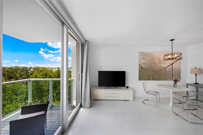 Building Photo - 1000 West Ave Unit 328