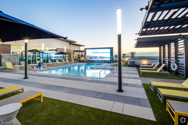 Roof Deck - Pool