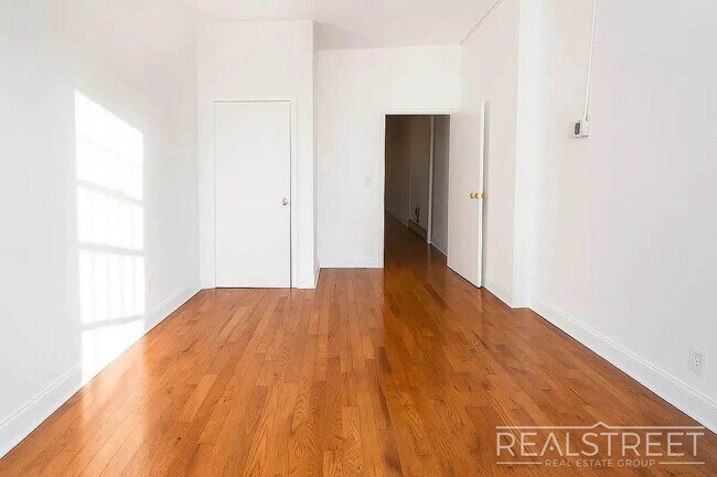 Photo - 1 Bed | 1 Bath | $3,399 | Railroad Layout | Pet Friendly | L Train + Near M Unit 3L