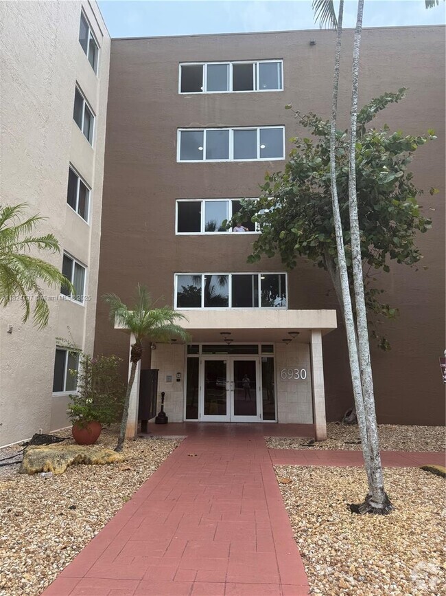 Building Photo - 6930 Miami Gardens Dr Unit 1-309 Rental