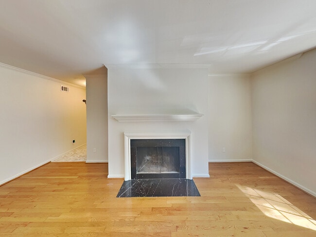 Photo - 115 Woodmere Square NW