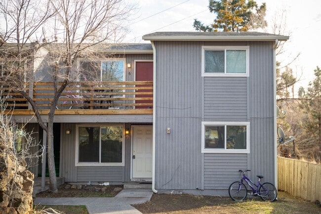 Building Photo - 2050 NW Deschutes Pl Unit #3