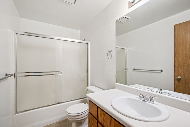 Upstairs Full Bathroom - 1845 N Keene Way Dr Unidad 2