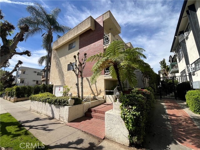 Building Photo - 1115 S Wooster St Unit 202