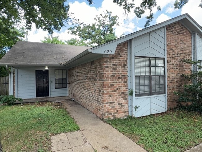 Building Photo - 629 W Ridge Dr