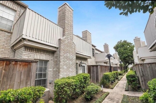 Building Photo - 3800 Tanglewilde St Unit 806