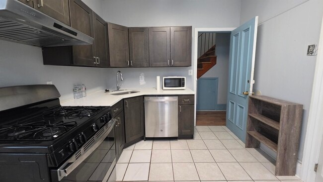 Building Photo - 23 Sherman Pl Unit 2