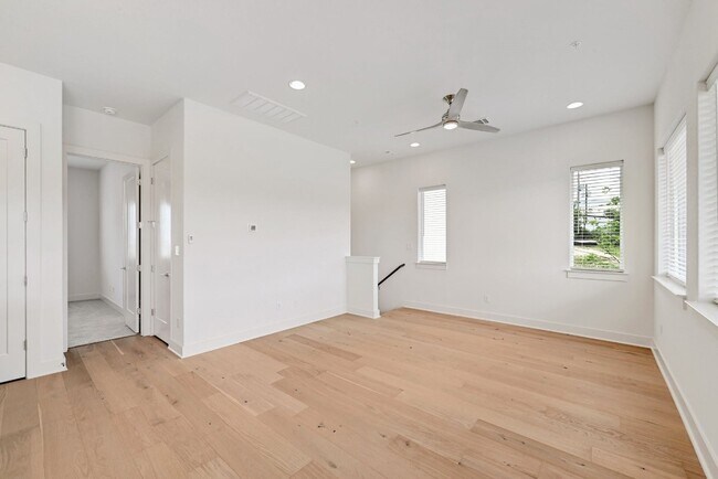 Photo - 2050 Lohmans Spur Rd Unidad 1802