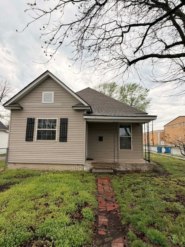 Photo - 202 S GRAY, JOPLIN MO. 2 BEDROOM / 1 BATHROOM FULLY FENCED IN YARD!!!