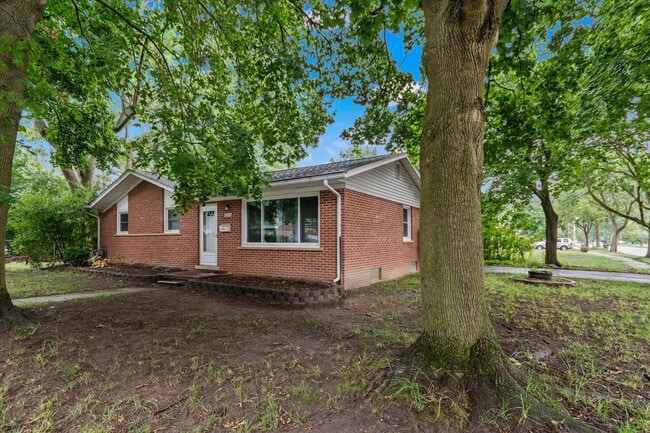 Photo - 1015 N Maple Rd