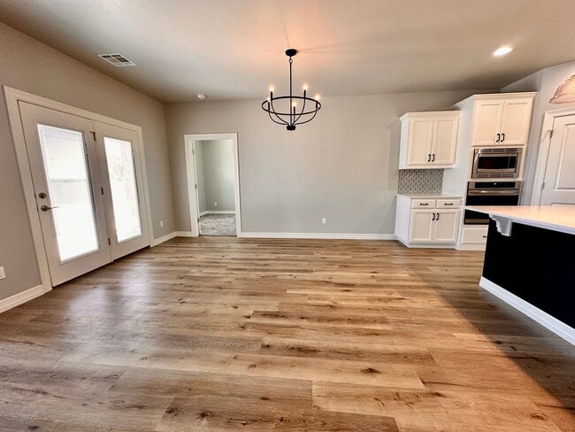 Photo - Spacious 3-Bedroom Home with Large Pool in...