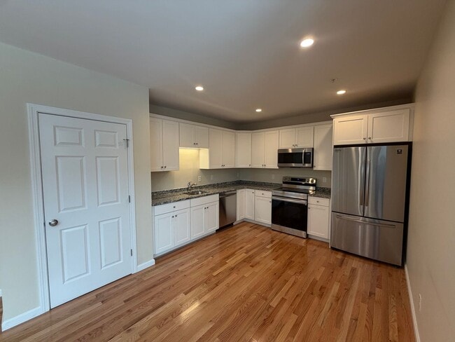 Building Photo - 85 Lowell St Unit 6