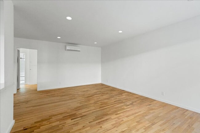 Photo - 652 Hayworth Ave Unidad 02
