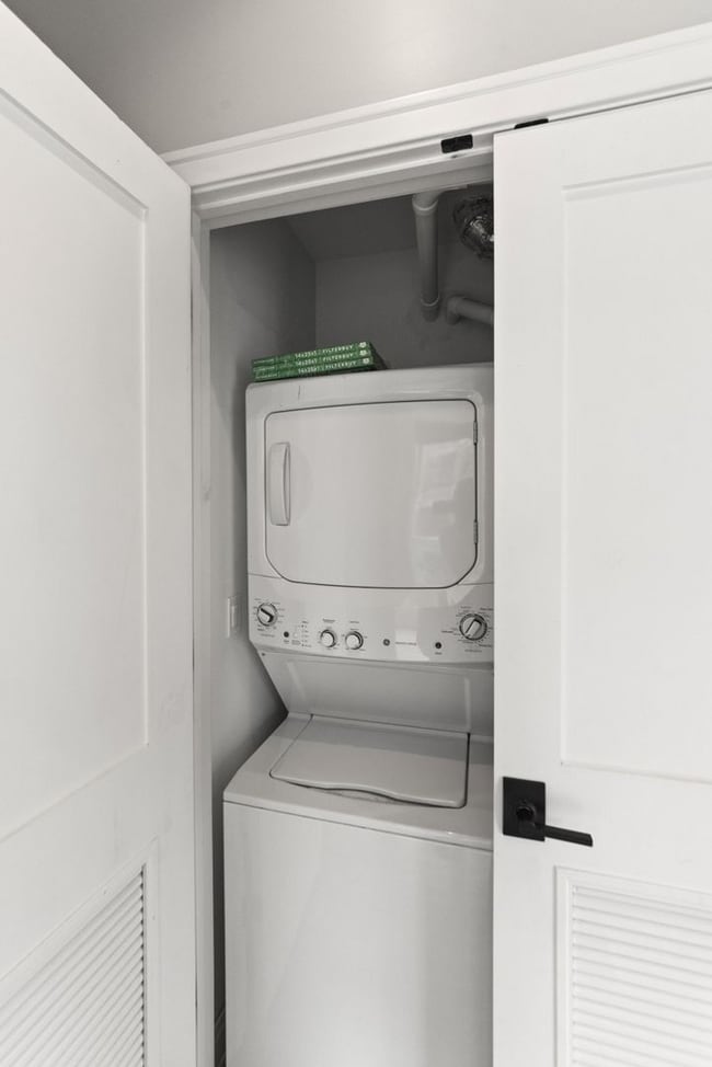 Photo - 1051 W Cornelia Ave Unit 402