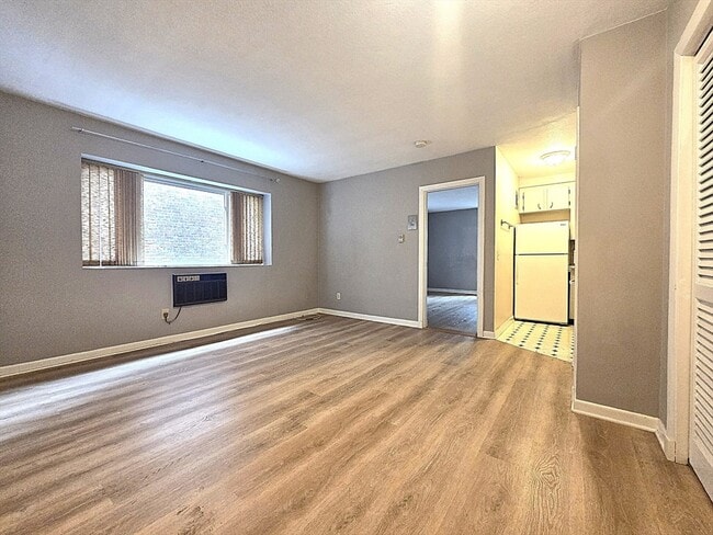 Building Photo - 200 Kelton St Unit 14