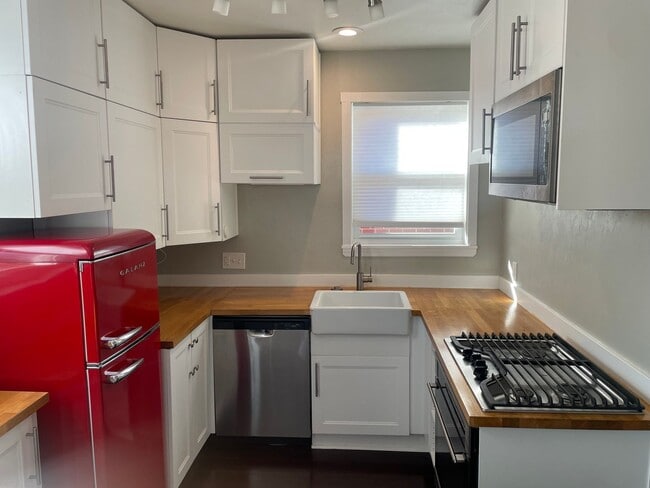 Building Photo - Two unit building with shared laundry and entryway