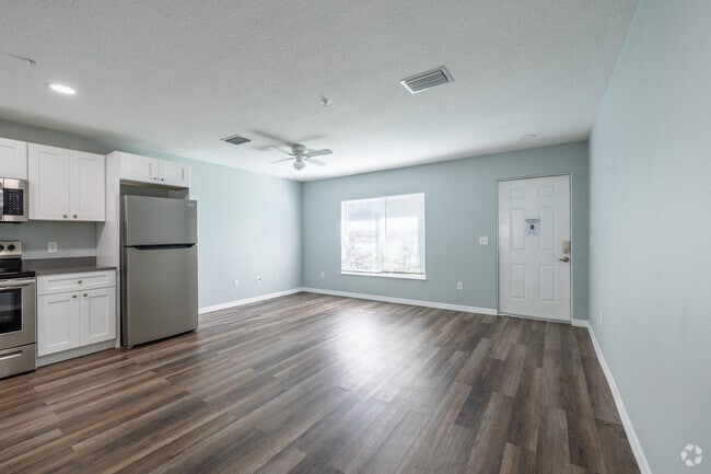 1BR, 1BA - 667SF - Living Room