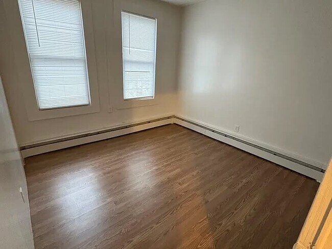 Building Photo - 127 W 54th St Unit apt 5