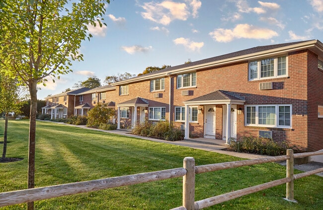 Brick Building Townhomes - Farmington Court Apartments