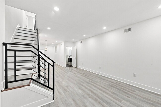 Photo - 5729 Hadfield St