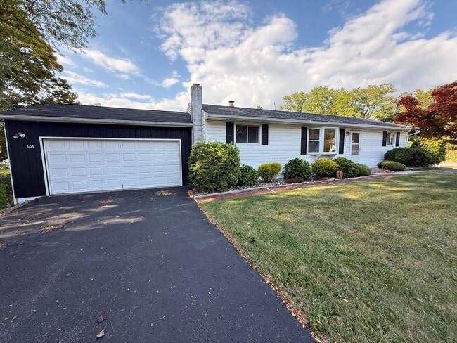 Photo - Spacious Rural Ranch!