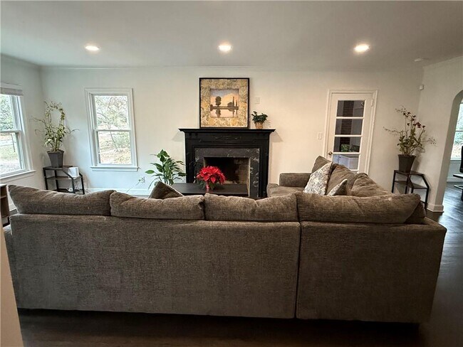 Photo - 1140 Goodwin Pl NE