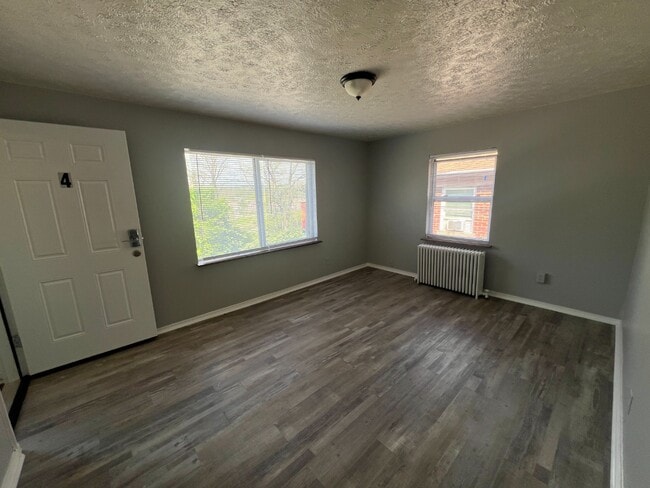 Building Photo - Spacious, Newly Updated 1-Bed Near UC & Downtown — Off-Street Parking, Radiant Heat Unit 4