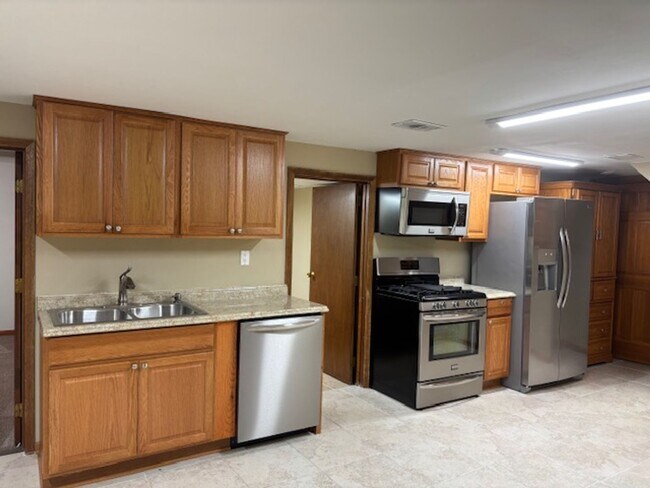 Building Photo - 2235 Quebec Ave S Unit 1 Rental