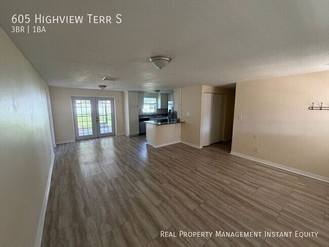 Photo - 605 Highview Terrace S