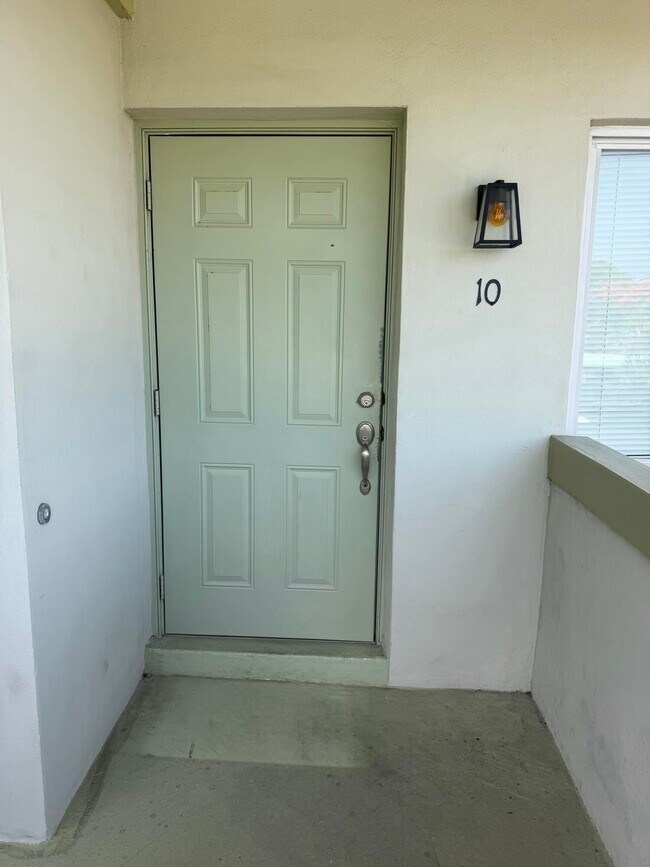 Photo - 578 NE 20th St Unit 10e