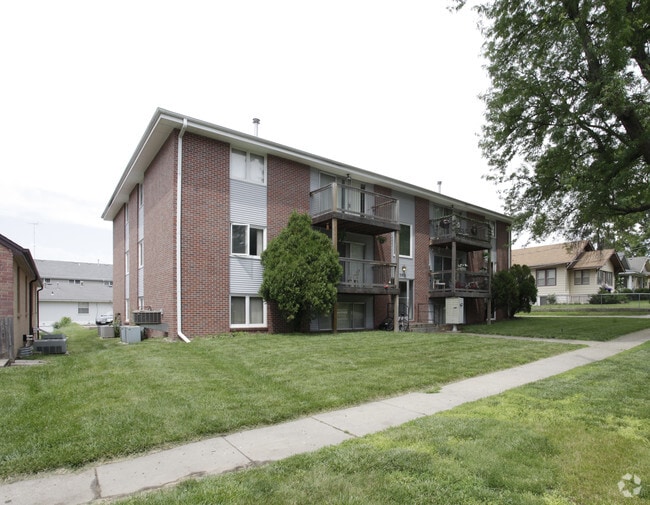 Building Photo - 3831 S 46th St