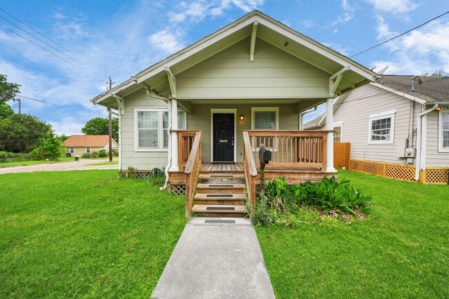 Photo - 201 W Pitts Ave